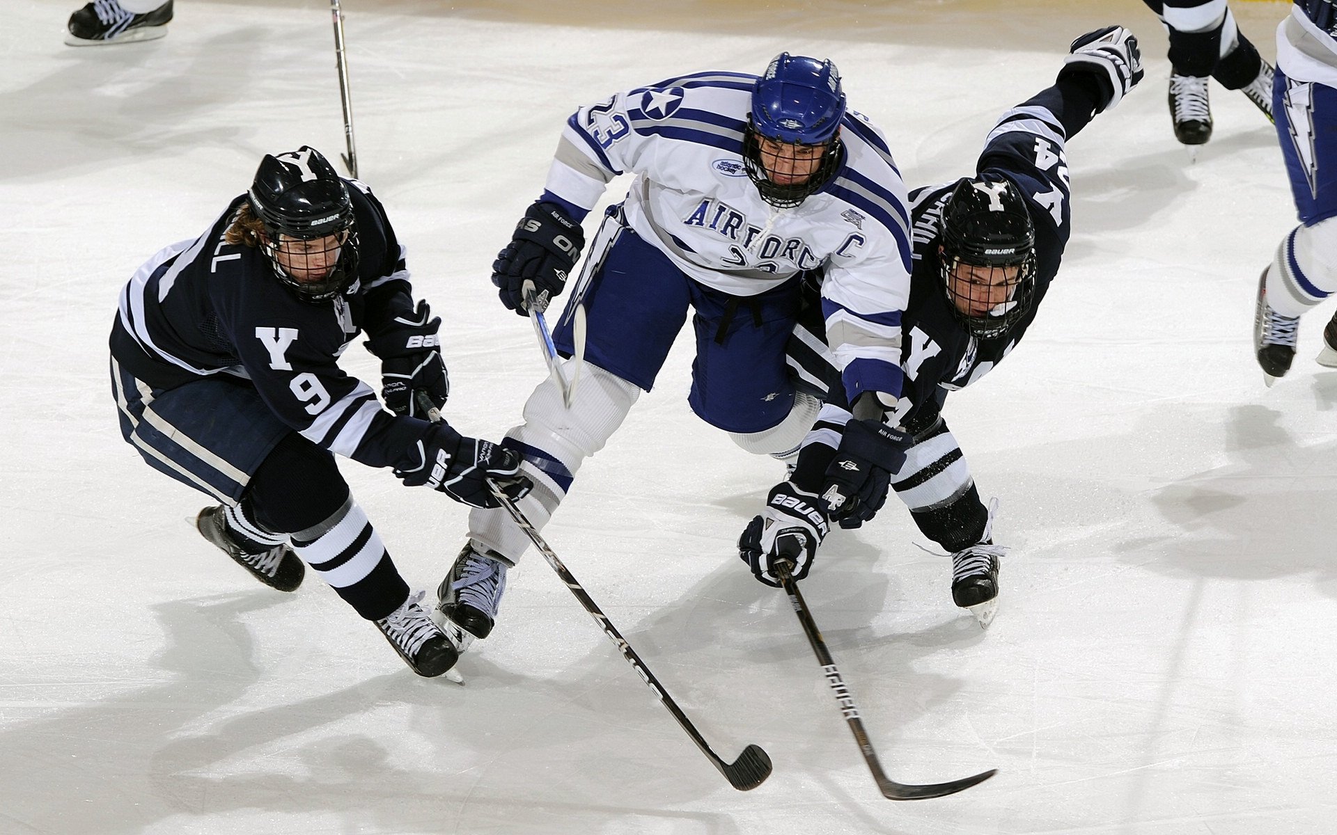 开云APP-_湖人队士气高昂，向季后赛目标迈进_，湖人队v